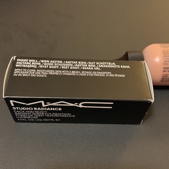 Mac Studio Radiance Face and Body Sheer Radiance Foundation - Picture 7 of 7